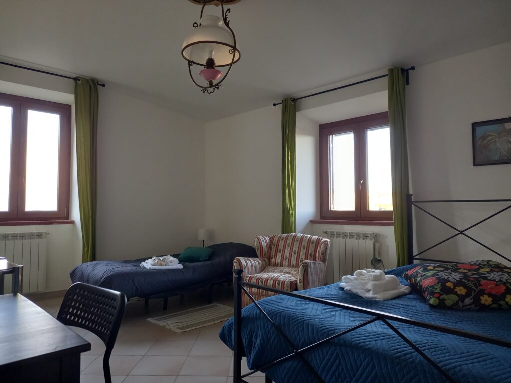 letto matrimoniale e letto aggiunto stanza luminosa, letto matrimoniale, letto singolo, due finestre