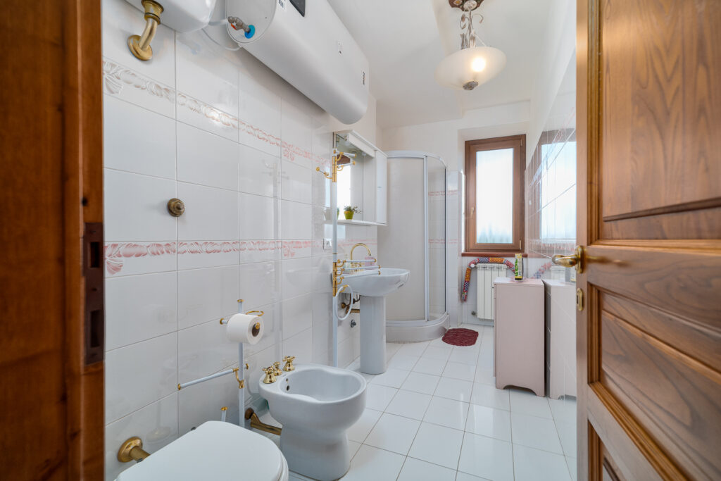 bagno Ulivo bagno, fienstra, doccia, luce,