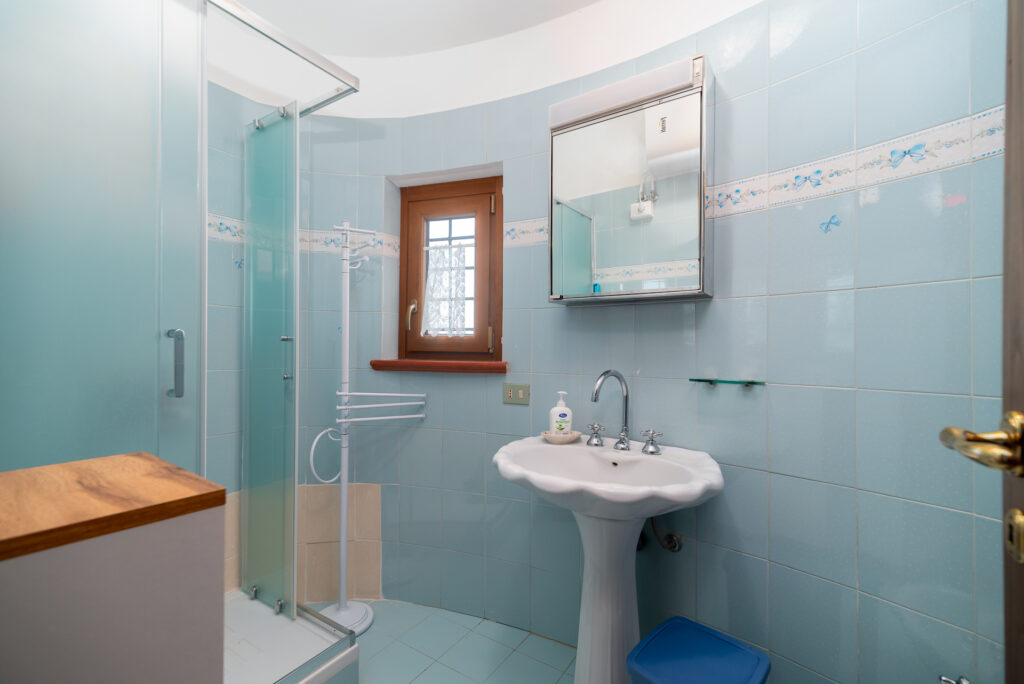 bagno Bellostare bagno, finestra, doccia, luce
