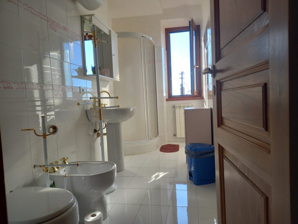 bagno ulivo bagno completo, fienstra sul borgo