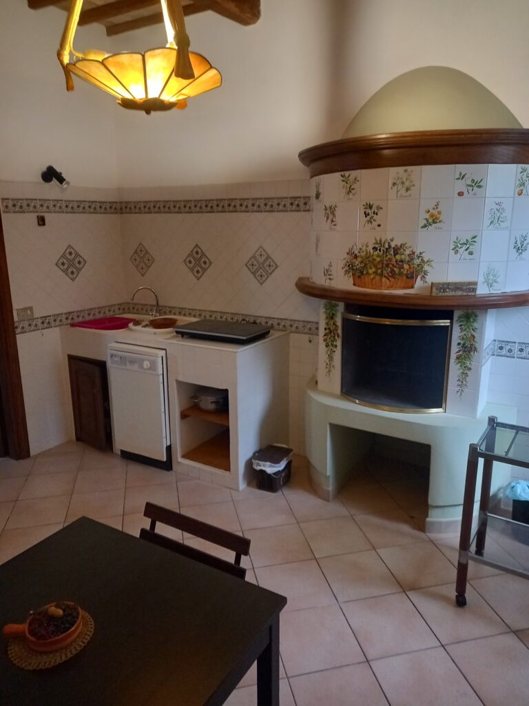 Cucina con caminetto