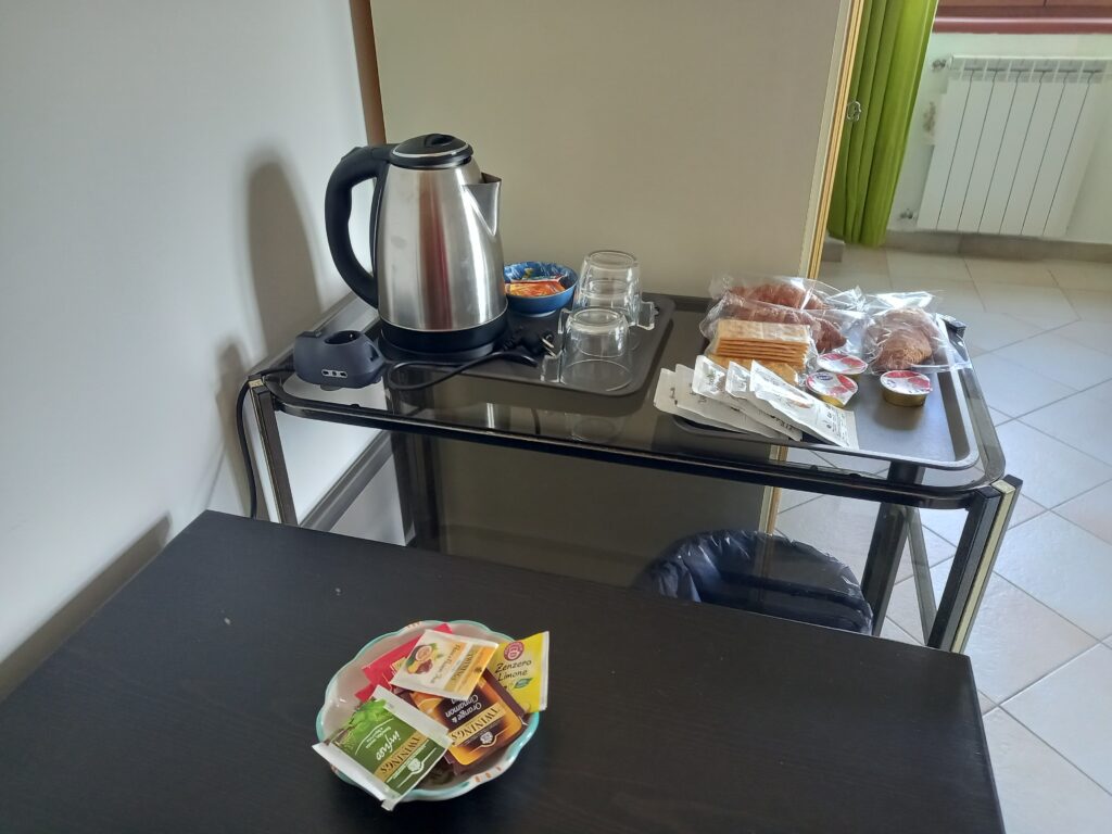 bollitore con tisane bollitore, tisane, colazione, stanza